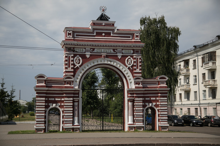 юбилейная арка «Красные ворота» в честь 100-летия порохового завода (архив)