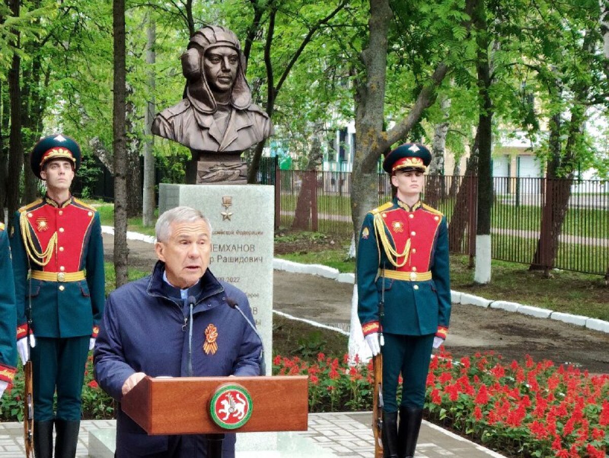 Рустам Минниханов