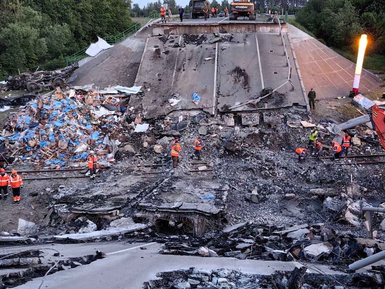 Место обрушения моста в Брянской области в ночь с 31 мая на 1 июня