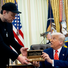 Маск поддержал идею импичмента Трампа: главное о конфликте бизнесмена и президента США
