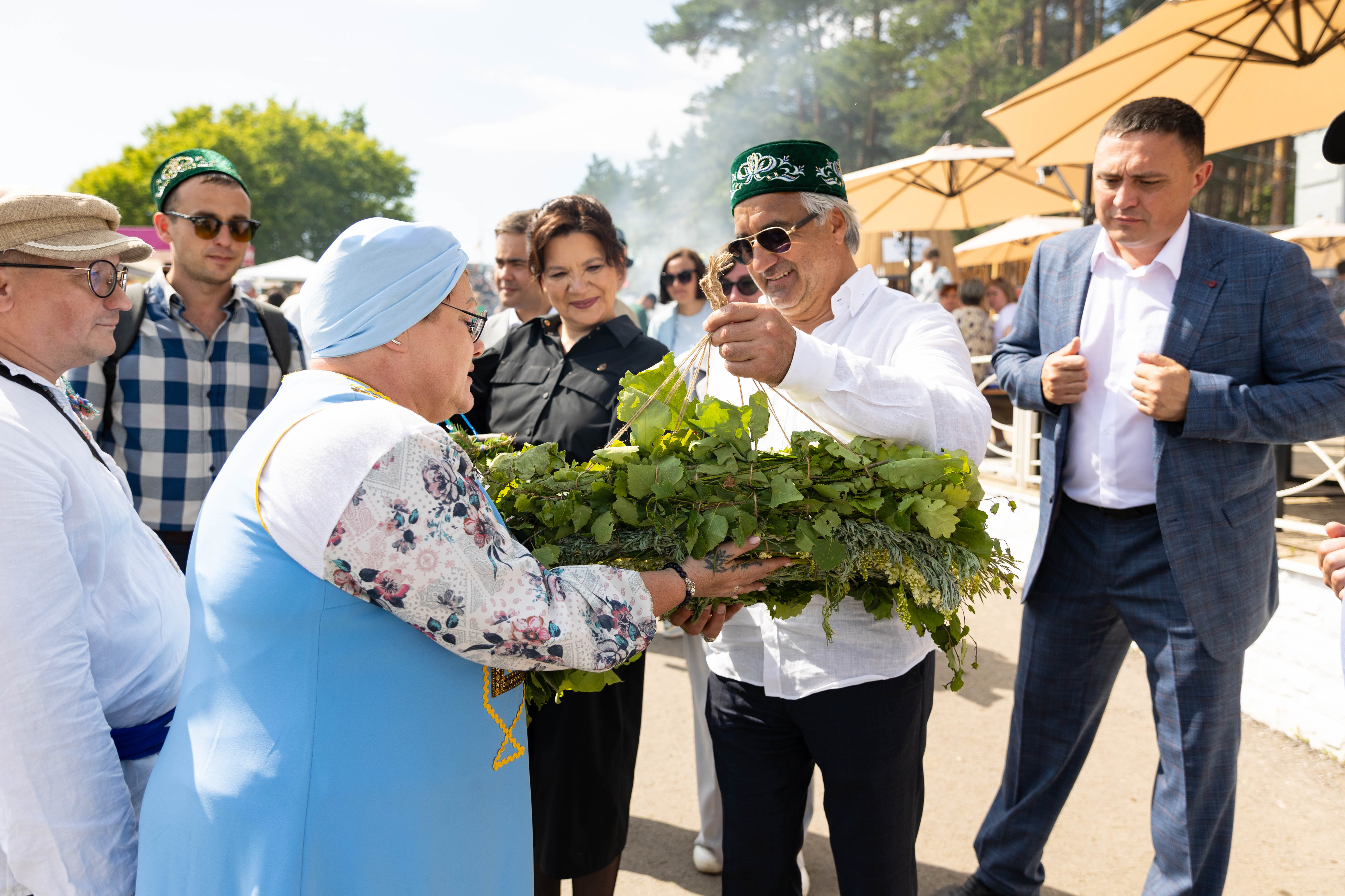 Гюзель Хабутдинова и Василь Шайхразиев (посередине)