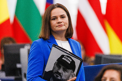 Светлана Тихановская с фотографией мужа