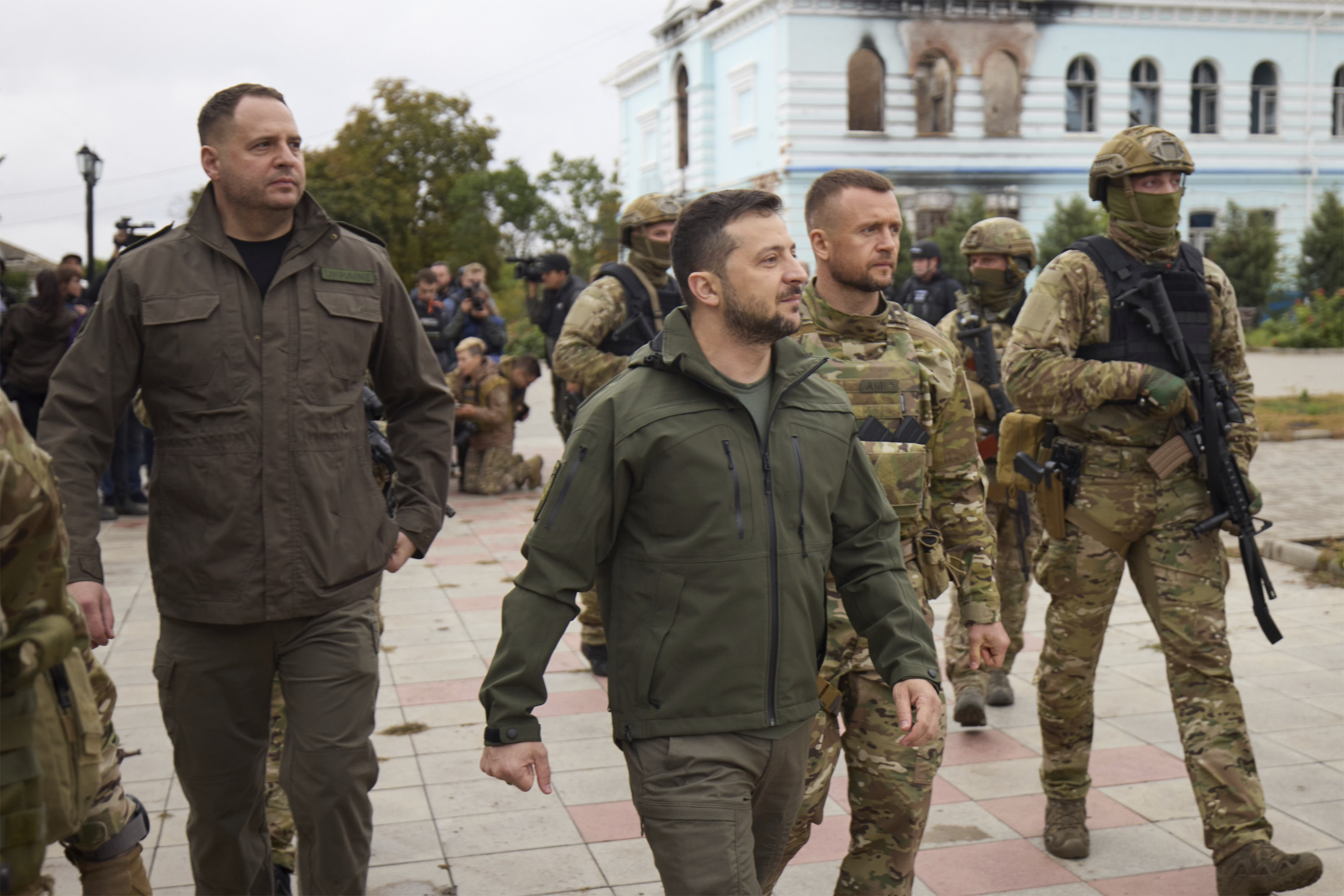 Андрей Ермак (слева) и Владимир Зеленский (справа)