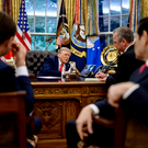 Белый дом опубликовал фото Трампа во время беседы с Путиным по телефону