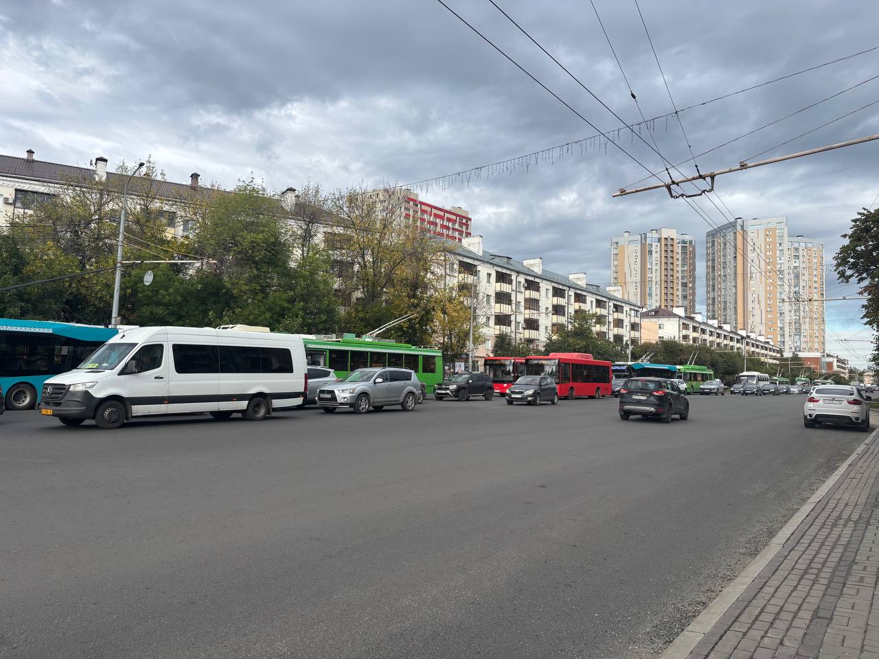Троллейбусы в пробке на улицах Павлюхина — Роторной