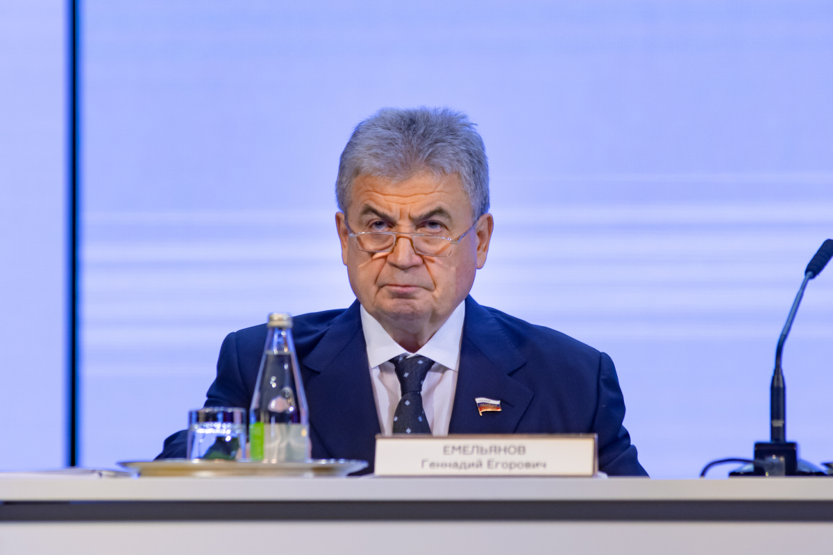 Геннадий Емельянов
