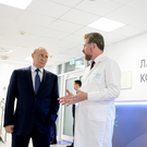 Путину в «Сириусе» представили «молодильную» клубнику и «осязашку» для тактильного интернета
