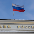 ЦБ установил курс доллара выше 84 рублей впервые с апреля – за сутки он вырос на 1,7 рубля