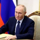 Путин присвоил почетные звания и медаль трем татарстанцам