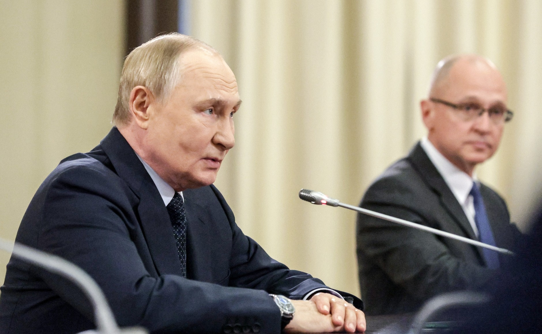 Владимир Путин (слева)