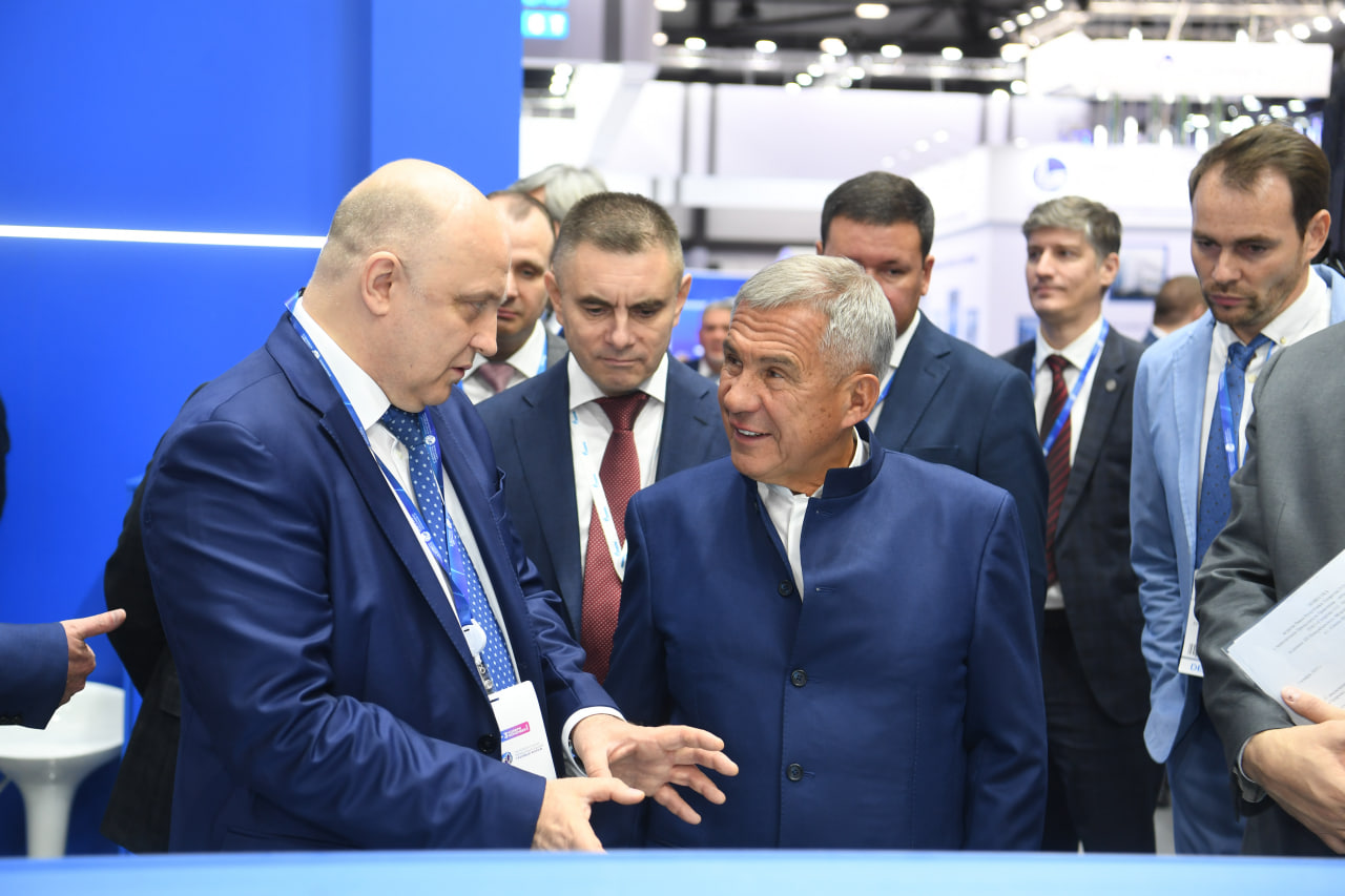 Олег Аксютин и Рустам Минниханов на газовом форуме в 2023 году