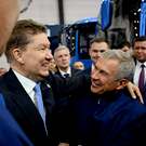 Минниханов приехал в Петербург и показал Миллеру продукцию РТ на газовом форуме