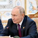 Путин перед ужином в Таджикистане пошутил, что президент страны морил его голодом