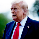 «Спасибо вам»: Трампа встретили в Израиле огромным баннером, а Нетаньяху подарил ему золотого голубя мира