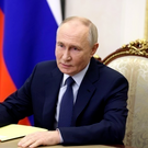 Путин навестил раненных участников СВО и привез с собой подаренные ими иконы