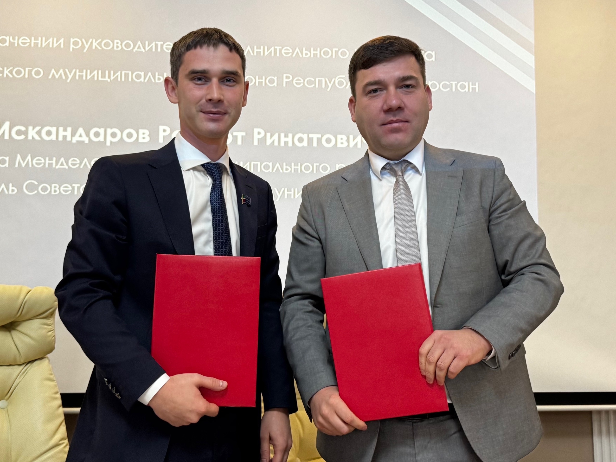 Глава района Роберт Искандаров и<strong> </strong>Алмаз Искаков (слева)