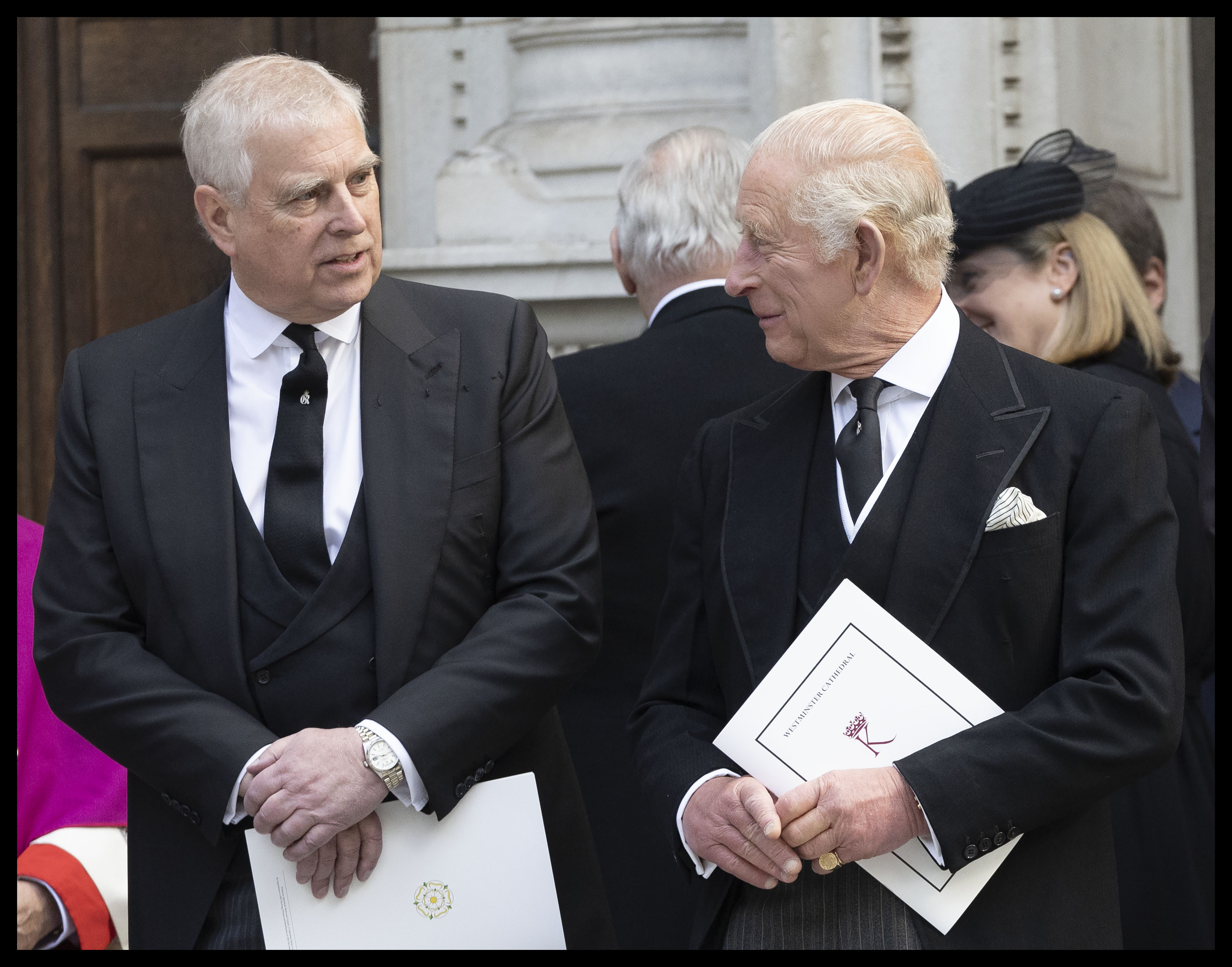 Эндрю (слева) и Карл III