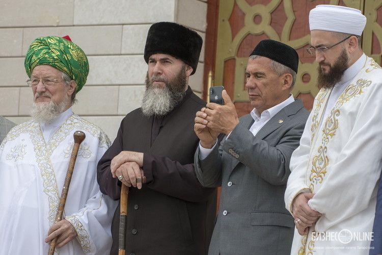 Салах Межиев (второй слева)