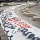 В Казани на Петербургской улице вандалы разрисовали фонтан и скамейки