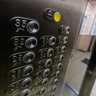 Mash: В Москве лифт с пассажиркой сорвался с 12-го этажа – пострадавшую госпитализировали