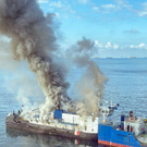 В порту Кавказ у Крымского моста загорелся буксир (фото)