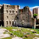 В центре Рима на императорских форумах обрушилась историческая башня. Под завалом ищут пострадавших