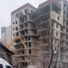 Рядом с озером Кабан спустя 18 лет начали сносить долгострой (фото)