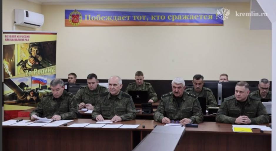 Сергей Медведев (справа)