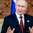 Путин подписал закон об ужесточении выдачи полисов ОМС для трудовых мигрантов