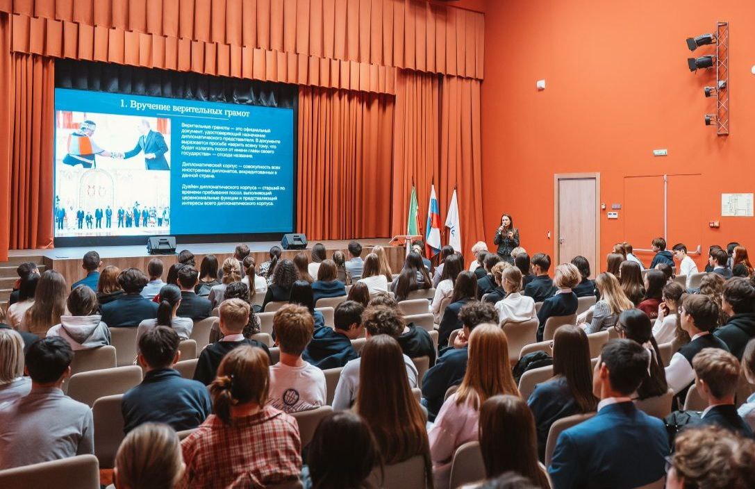 200 учеников и преподавателей школ Казани посетили встречу с МГИМО в Унискул