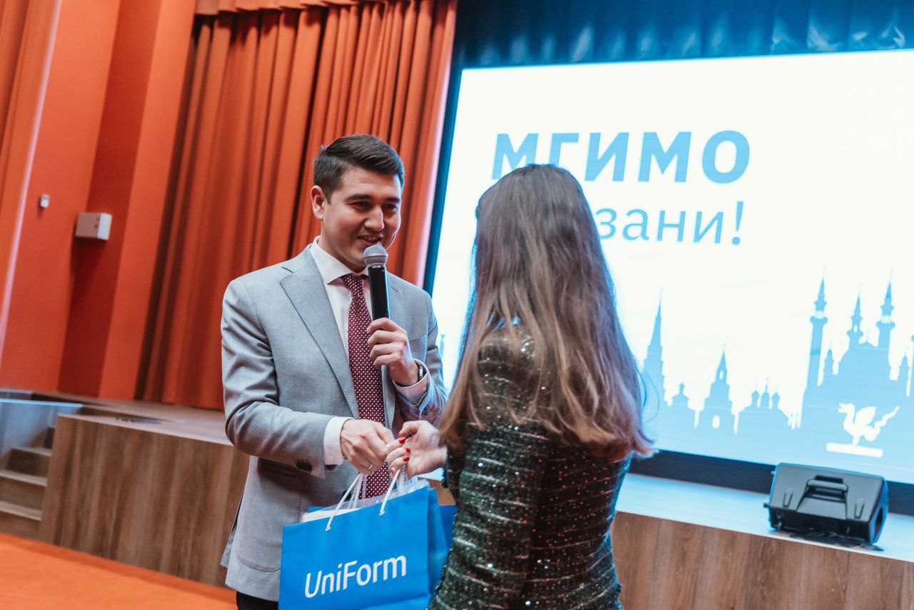 Директор международной школы Унискул с представителем МГИМО, к. п. н. Дарьей Соловьевой