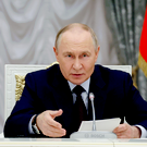 «Несется со скоростью 40 километров в час»: Путин поручил решить проблему гоняющих курьеров на электровелосипедах