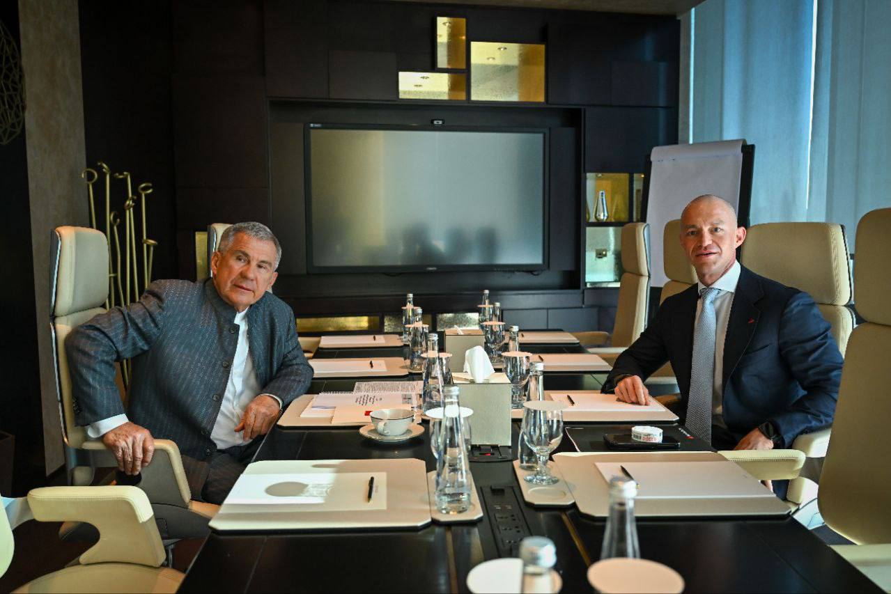 Рустам Минниханов (слева) и Александр Винокуров (справа)