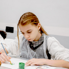 В галерее «БИЗОN» появились уникальные новогодние открытки по эскизам особенных детей