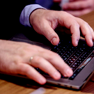 Эксперт рассказал, как мошенники используют нейросети для обмана россиян перед Новым годом