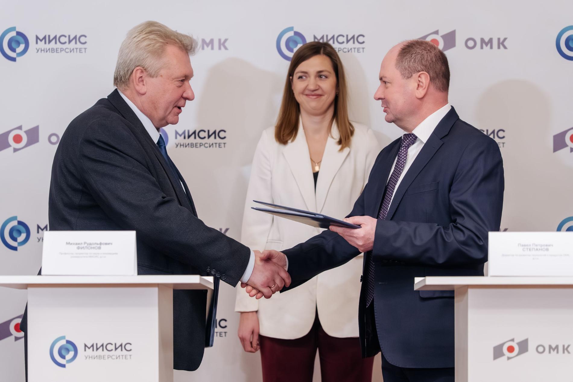 Представители ОМК и Университета «МИСИС» подписывают соглашение