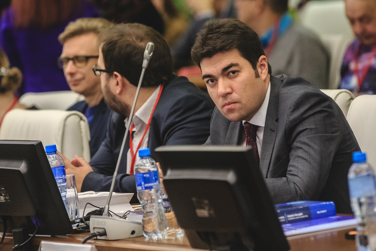 Данияр Абдрахманов (справа)