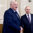 Лукашенко передал Путину заказанную к его дню рождения картину с видом на Валаам