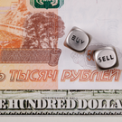 Внебиржевой курс доллара упал до 77 рублей