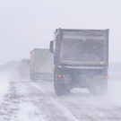 Из-за снегопада и метели грузовикам запретили въезжать в Уфу – в регионе закрыли часть трасс