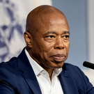 Мэр Нью-Йорка призвал горожан в снегопад оставаться дома и повышать рождаемость