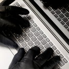 МВД: Мошенники могут рассылать россиянам новогодние открытки с вирусом