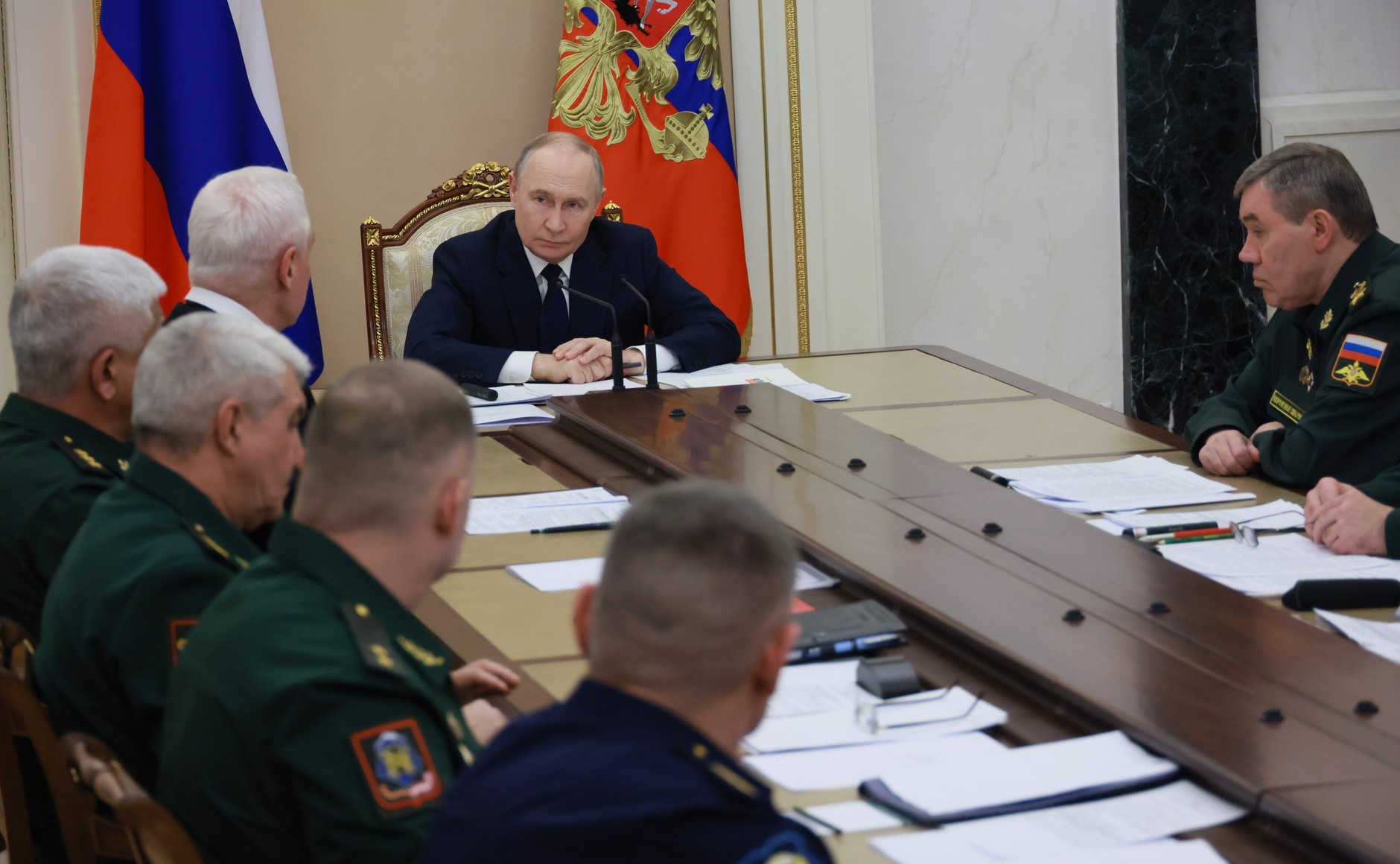 Владимир Путин (в центре)