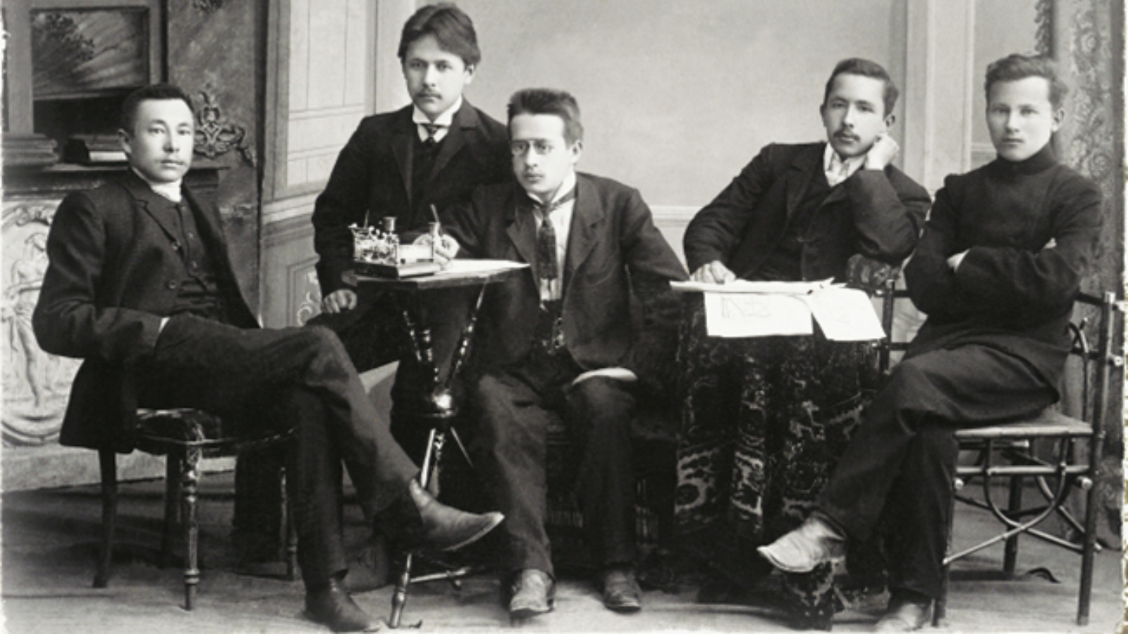 Фатих Амирхан в центре