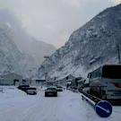 SHOT: На границе с Грузией собралось более 400 машин – проезд закрыт из-за снегопадов