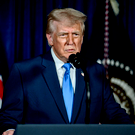 Трамп спародировал кашляющего Байдена (видео)