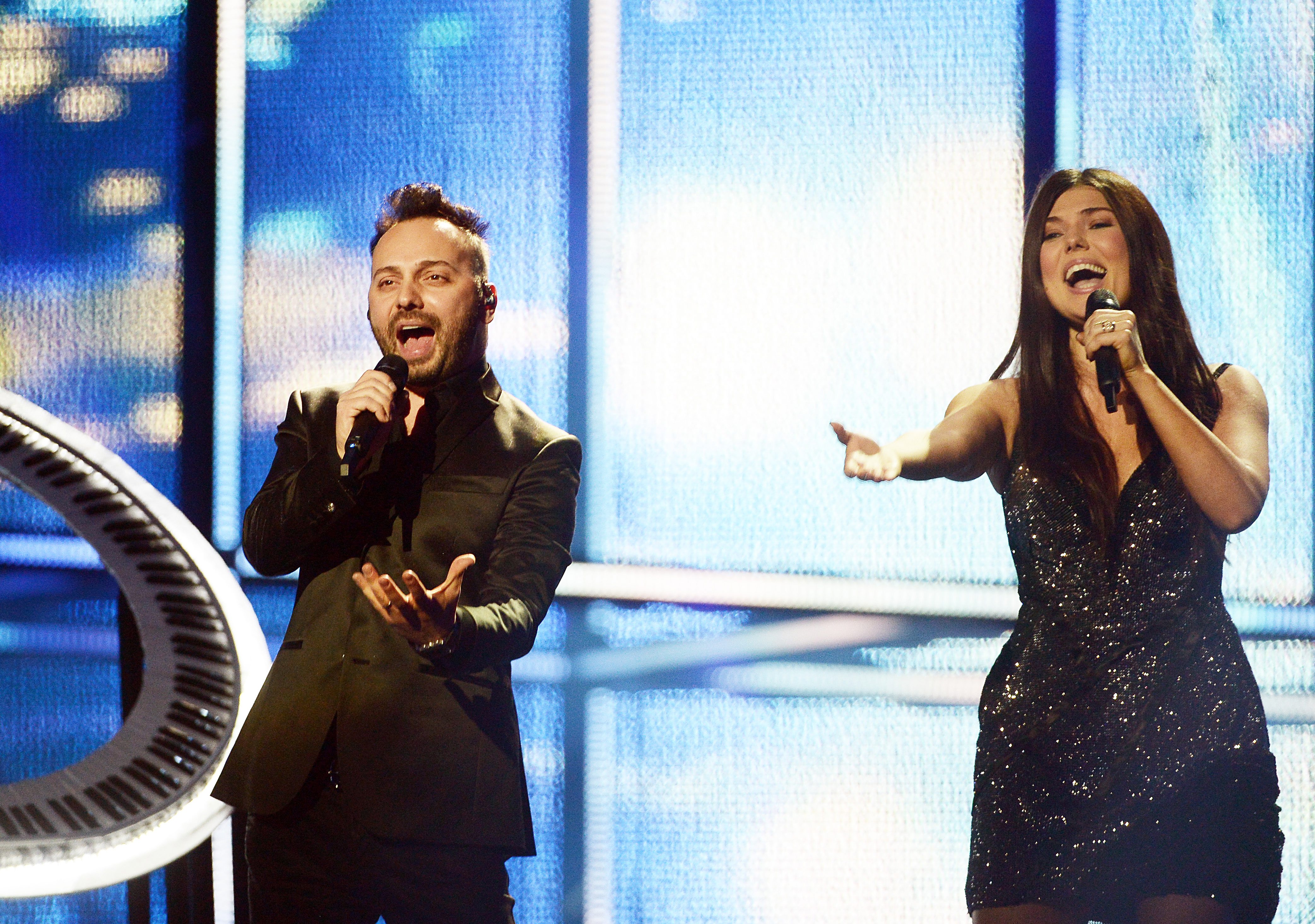 Паула Селинг (справа)