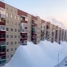 Жители Камчатки борются с аномальными снегопадами и сугробами высотой в четыре этажа (фото)
