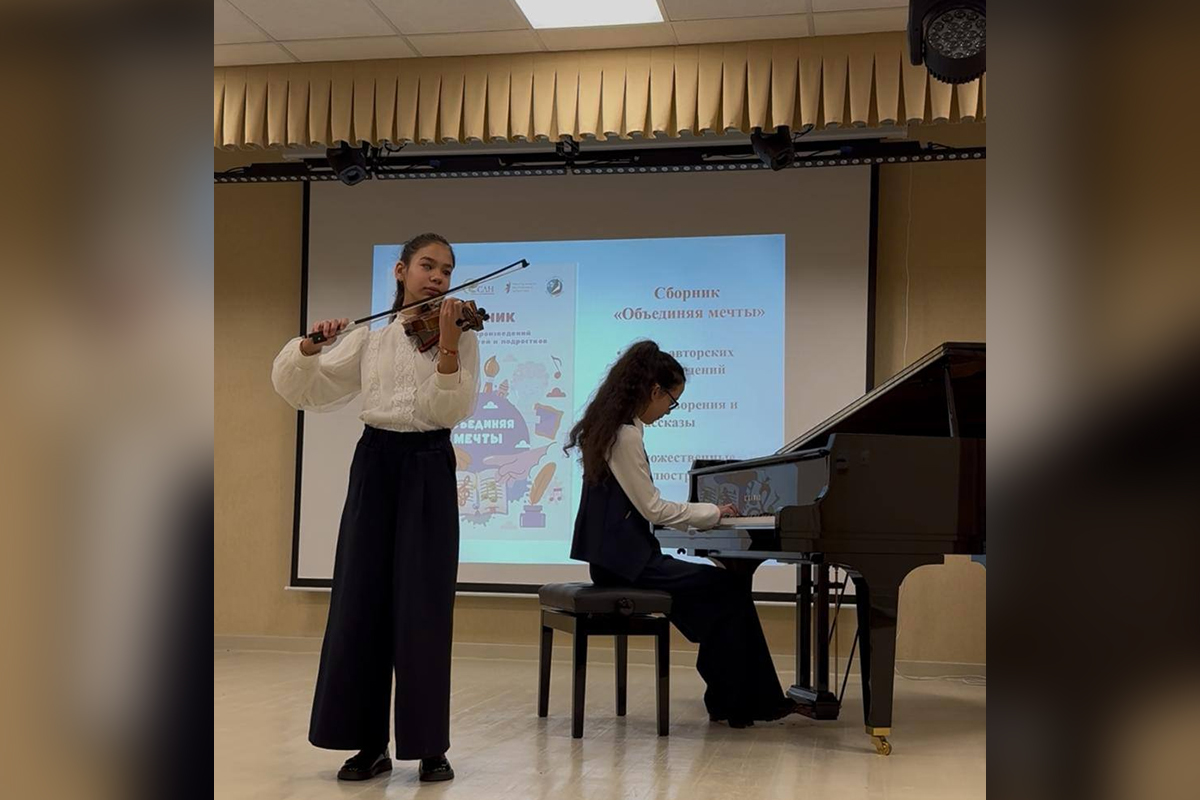 Аида Абдуллина (скрипка) и Аиша Абдуллина (фортепиано) исполняют собственное произведение «Тихое счастье»
