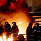 Массовые беспорядки вспыхнули в столице Албании на протесте – 10 полицейских получили ранения